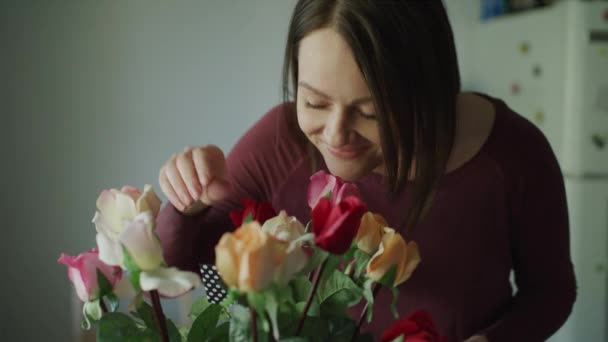 Kobieta Pachnąca Bukiet Róż Następnie Czytania Karty Uśmiech Murray Utah — Wideo stockowe