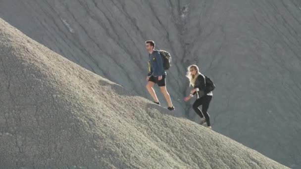 Tracking Shot Couple Carrying Backpacks Hiking Mountain Caineville Utah Spojené — Stock video
