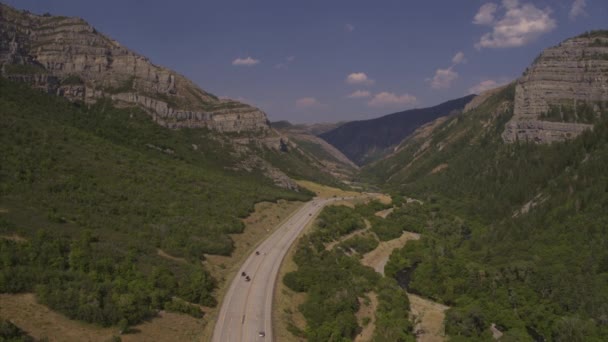 Αεροφωτογραφία Των Αυτοκινήτων Που Οδηγούν Στο Δρόμο Στην Κοιλάδα Provo — Αρχείο Βίντεο