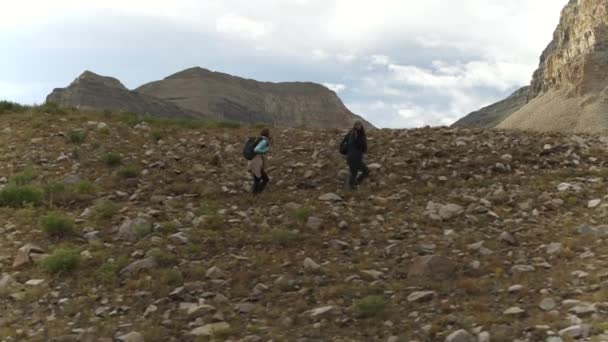 Schwenkbild Entfernter Frauen Beim Wandern Auf Bergpfaden Mount Timpanogos Utah — Stockvideo