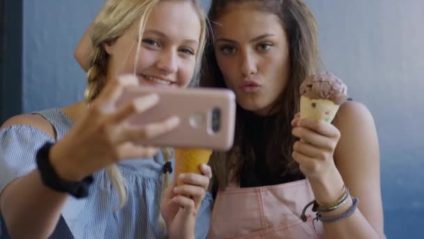 Meninas Com Cones Sorvete Posando Para Selfie Celular Para Mídias — Vídeo de Stock