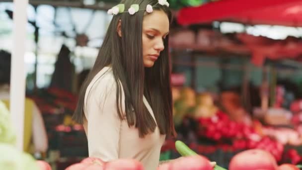 Nahaufnahme Einer Frau Auf Dem Obstmarkt Die Die Kamera Lächelt — Stockvideo