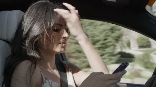 米国ユタ州シーダーヒルズの携帯電話 シーダーヒルズで気を散らし運転する女性の閉鎖 — ストック動画