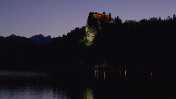 Slovenya Geceleyin Tepede Geniş Bir Kale Manzarası — Stok video