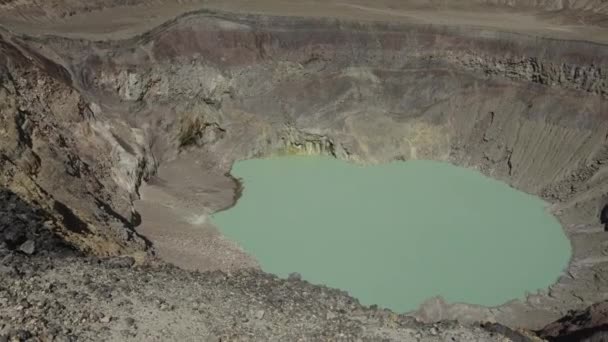 Άποψη Υψηλής Γωνίας Της Απομακρυσμένης Λίμνης Στον Κρατήρα Στο Εθνικό — Αρχείο Βίντεο