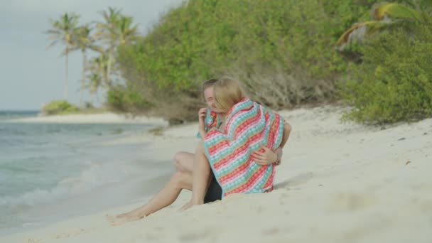 Romantic Couple Sitting Beach Wrapped Blanket Petit Tabac Tobago Cays — ストック動画