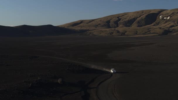 遠くの風景 ハイランド アイスランドの曲がりくねった道での車の運転の空中ビュー — ストック動画