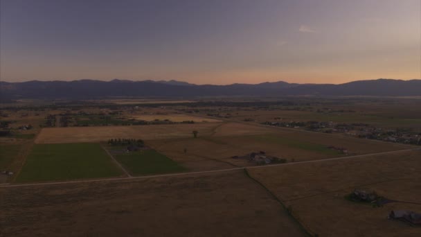 Pemandangan Terpencil Pedesaan Dekat Pegunungan Saat Matahari Terbenam Driggs Idaho — Stok Video