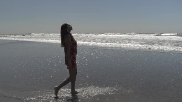 Tracking Shot Woman Walking Waves Ocean Beach San Blas Libertad — Vídeos de Stock