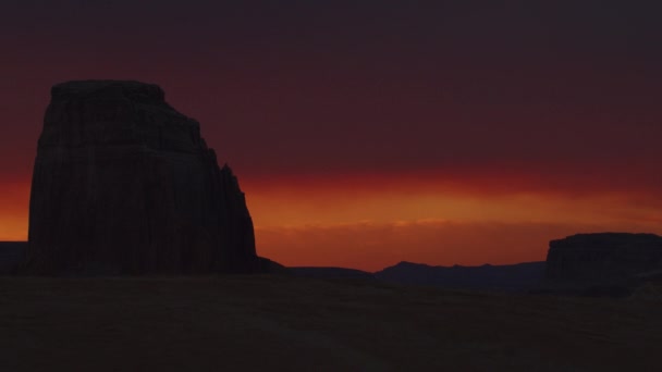 Дым Над Силуэтом Скалы Впечатляющим Небом Закате Национальный Парк Глен — стоковое видео