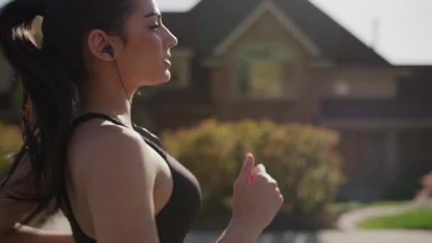 Close Slow Motion Tracking Shot Woman Running Neighborhood Cedar Hills — Stock Video