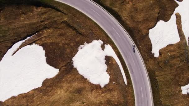 Tiro Grande Ângulo Aéreo Pessoa Andando Bicicleta Passo Montanha Grossglockner — Vídeo de Stock