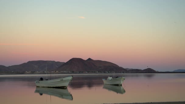 Barche Pesca Ormeggiate Vicino Alla Riva All Alba Bahia San — Video Stock