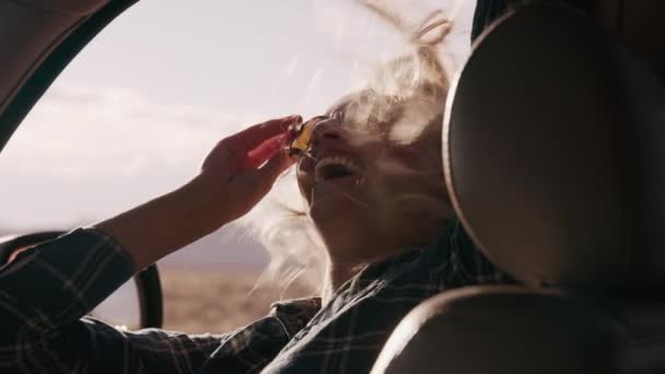 Жінка Машині Сміється Насолоджується Вітром Дме Волосся Ганксвілл Штат Юта — стокове відео