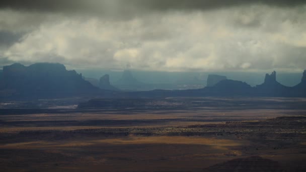 Schwenk Aufnahme Von Wolken Über Der Silhouette Eines Weit Entfernten — Stockvideo