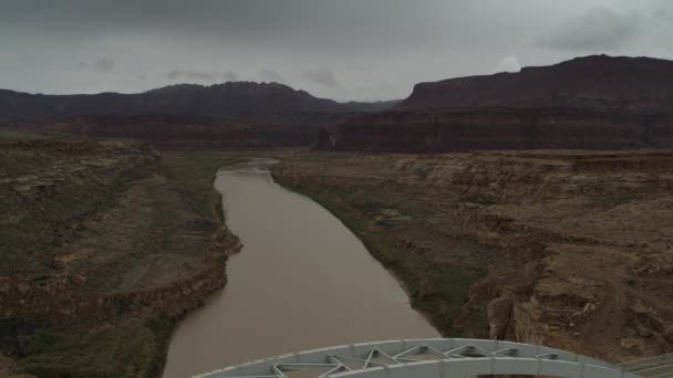 Aerial Zoom Out Revealing Cars Driving Bridge River Hite Utah — Vídeo de stock