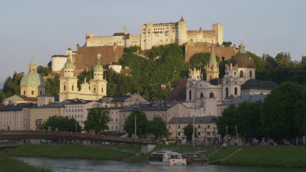 Nehir Salzburg Avusturya Daki Köprü Binaların Geniş Manzarası — Stok video