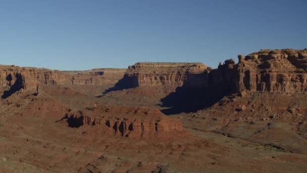 アメリカ合衆国ユタ州谷 メキシカン ハットの岩の形成から空中飛行ズームアウト — ストック動画