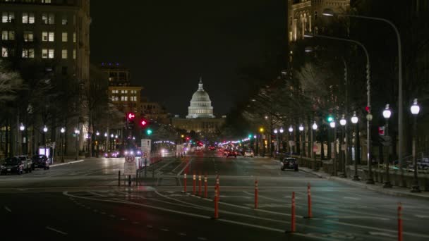 米国コロンビア州の夜 ワシントンで市内を走行する車の広いショット — ストック動画