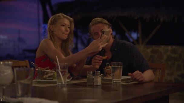 Couple Posing Cell Phone Selfie Beach Restaurant Salt Whistle Bay — ストック動画
