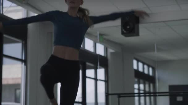 Nízký Úhel Pohledu Tanečníka Studiu Cvičení Pak Pád Lehi Utah — Stock video