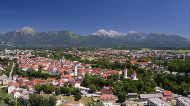 Breed Luchtschot Nadert Dorp Nabij Bergketen Kranj Slovenië — Stockvideo