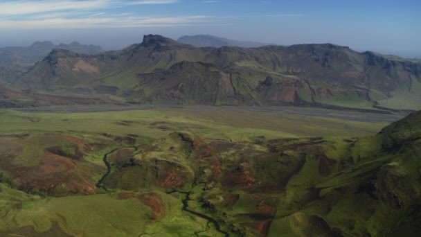 緑の山の風景と谷 Vik アイスランドの空飛ぶ景色 — ストック動画
