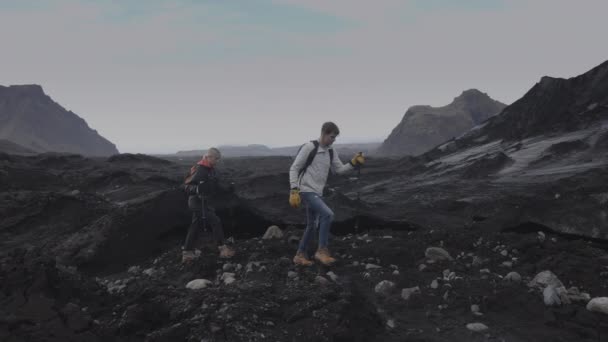 Отслеживающий Снимок Пары Путешествующей Скалистой Местности Вик Исландия — стоковое видео