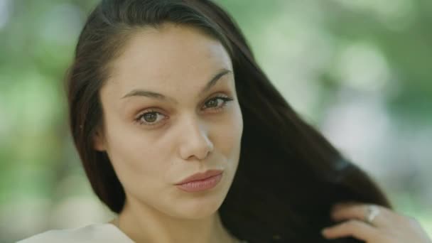 Primer Plano Retrato Mujer Sonriendo Parque Kazanluk Bulgaria — Vídeos de Stock
