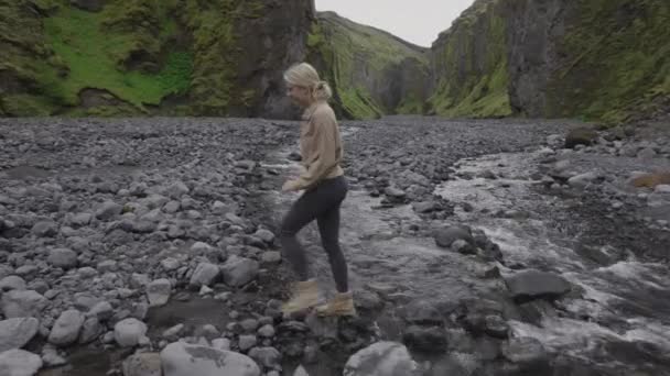 Kvinna Som Korsar Stenig Bäck Kanjon Hvolsvollur Island — Stockvideo