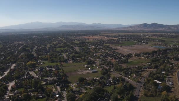 Vista Aérea Paisagem Urbana Aproximando Das Montanhas Pleasant Grove Utah — Vídeo de Stock