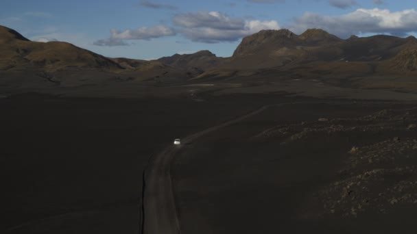 遠く離れた風景の中での車の運転の空中ビュー ハイランド アイスランド — ストック動画
