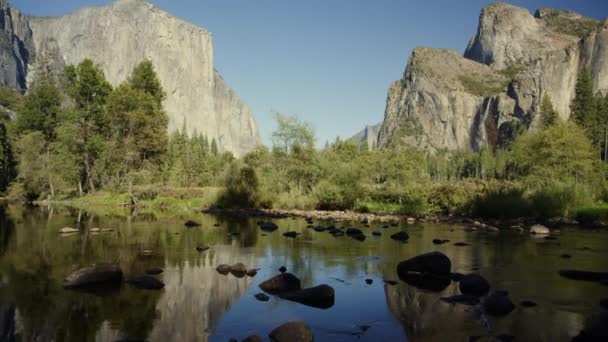 Incline Para Vista Panorâmica Rio Perto Árvores Capitan Yosemite Valley — Vídeo de Stock