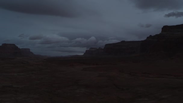 Вид Воздуха Приближается Облакам Над Скалами Пустыне Глен Каньон Юта — стоковое видео