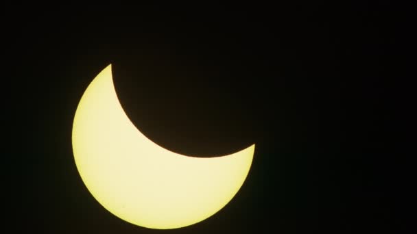 Silueta Del Dron Volando Cerca Del Eclipse Solar Parcial Driggs — Vídeo de stock