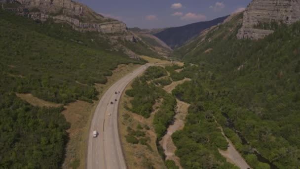 Vadi Provo Utah Abd Yolda Giden Arabaların Hava Görüntüsü — Stok video