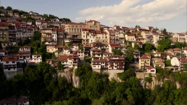 Широкий Обліт Стрілу Наближається Будинків Схилі Пагорба Veliko Tarnovo Болгарія — стокове відео