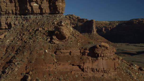 Aerial Flyover Panning View Rock Formations Valley Mexican Hat Utah — Wideo stockowe