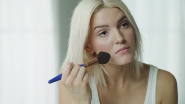 Gros Plan Une Femme Aux Cheveux Blonds Qui Applique Blush — Video