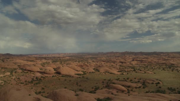 Vista Aérea Los Pisos Arena Bajo Las Nubes Moab Utah — Vídeos de Stock