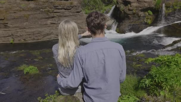 Pareja Romántica Fotografiando Cascada Con Cámara Digital Islandia — Vídeo de stock