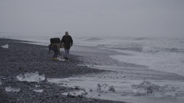 Daleka Para Badająca Kawałek Lodu Czarnej Plaży Piaskowej Islandia — Wideo stockowe