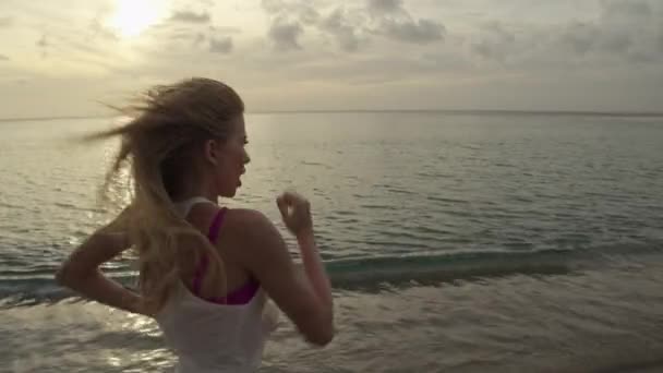 Gün Batımında Sahilde Koşan Kadının Yavaş Çekim Görüntüleri Anse Roche — Stok video