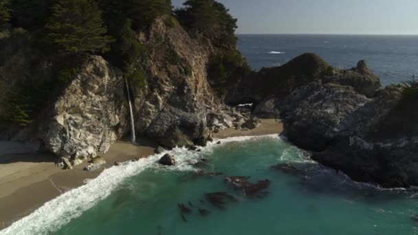 Luftaufnahme Von Wellen Die Auf Felsen Ozean Der Nähe Von — Stockvideo