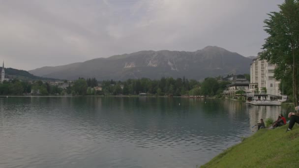 Ampla Panorâmica Pessoas Relaxando Lago Bled Eslovênia — Vídeo de Stock