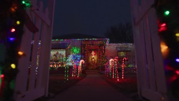 Zoom Puerta Casa Festiva Con Decoraciones Navideñas Iluminadas Por Noche — Vídeos de Stock