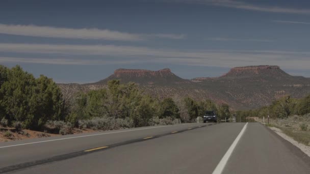 Conducción Automóviles Carretera Cerca Bears Ears National Monument Blanding Utah — Vídeos de Stock