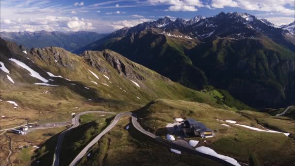 Tiro Aéreo Largo Casa Passo Montanha Grossglockner Caríntia Áustria — Vídeo de Stock