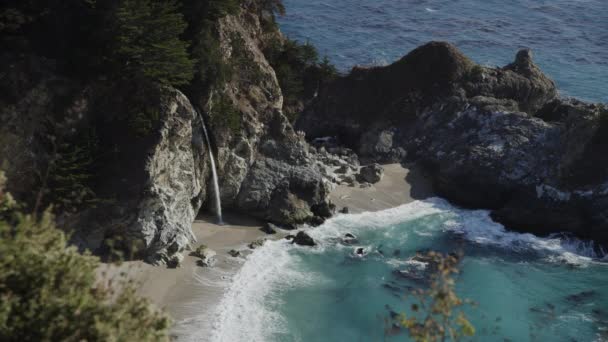 High Angle View Waves Splashing Rocks Ocean Waterfall Big Sur — Stockvideo