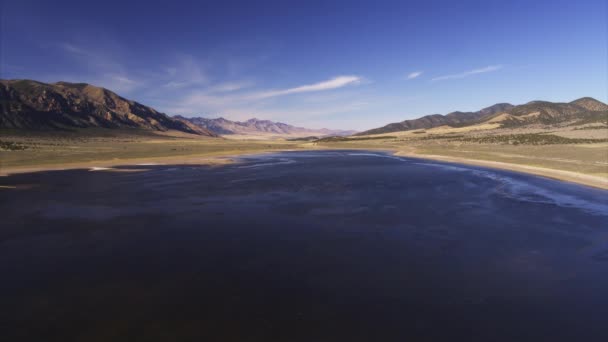Aerial Zoom Out Shot Lake Mountain Range Scipio Utah Verenigde — Stockvideo